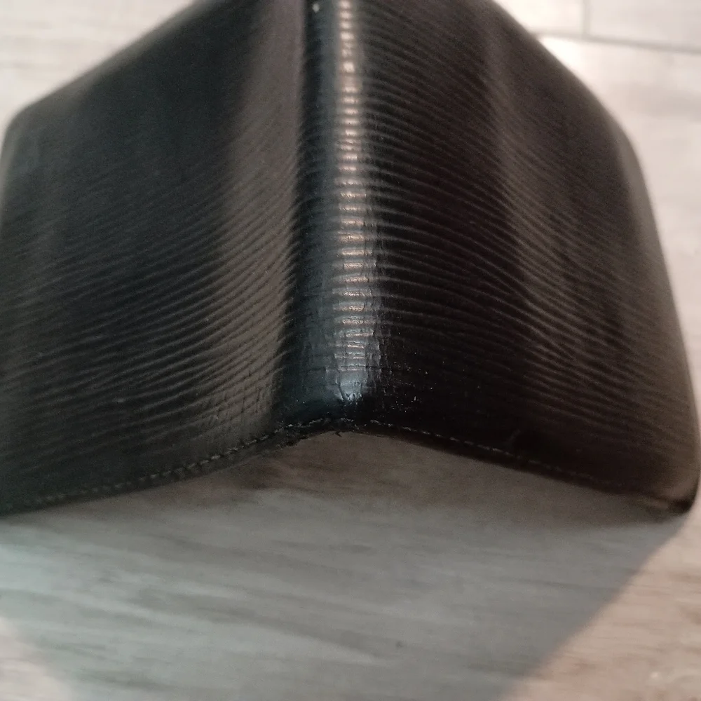 LOUIS VUITTON Marco Black Epi Leather BiFold Wallet